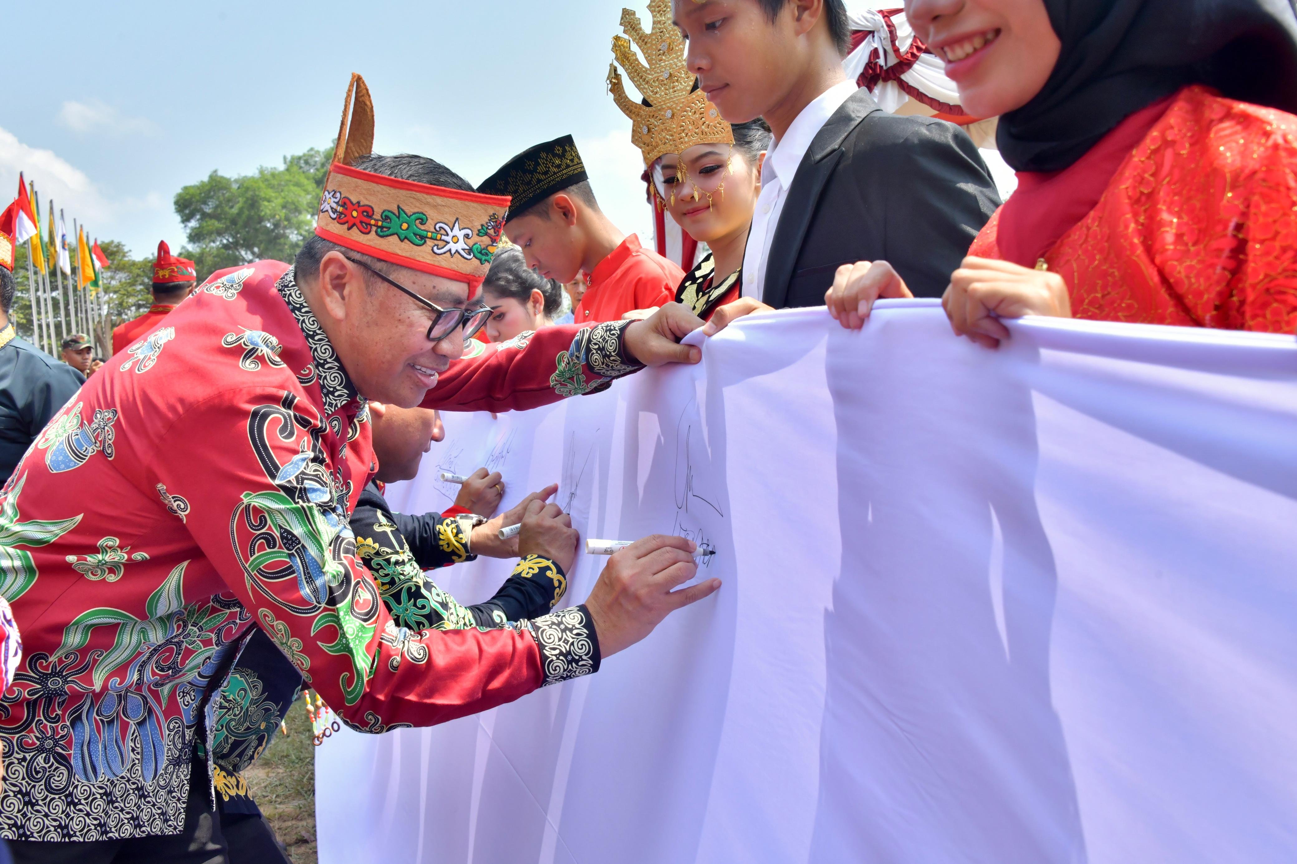 Kepala Bappedalitbang Hadiri Upacara Peringatan Hari Sumpah Pemuda Ke-95 Tingkat Provinsi Kalimantan Tengah