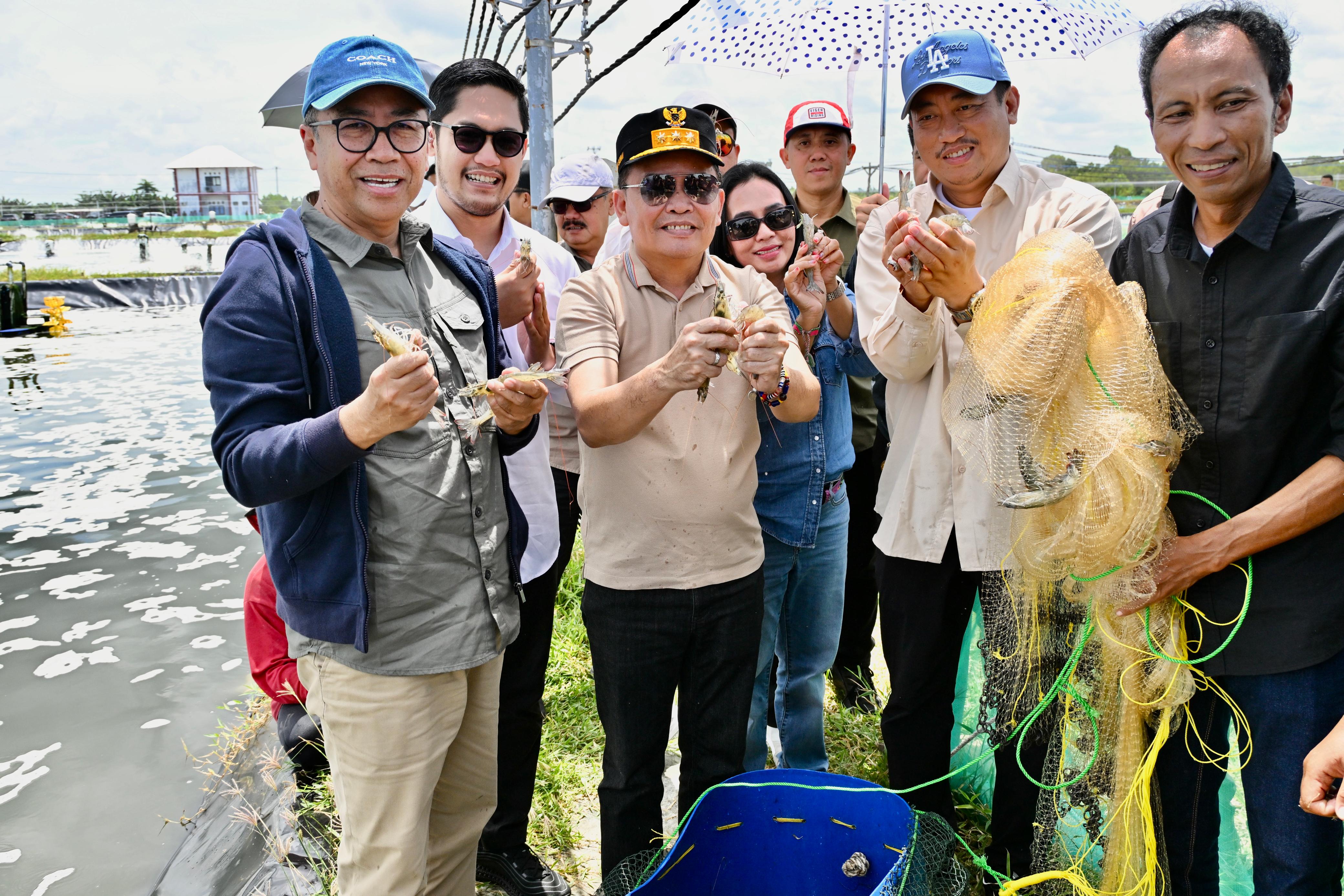 Kepala BAPPERIDA Kalteng Dampingi Gubernur Tinjau Pengembangan Shrimp Estate Sukamara