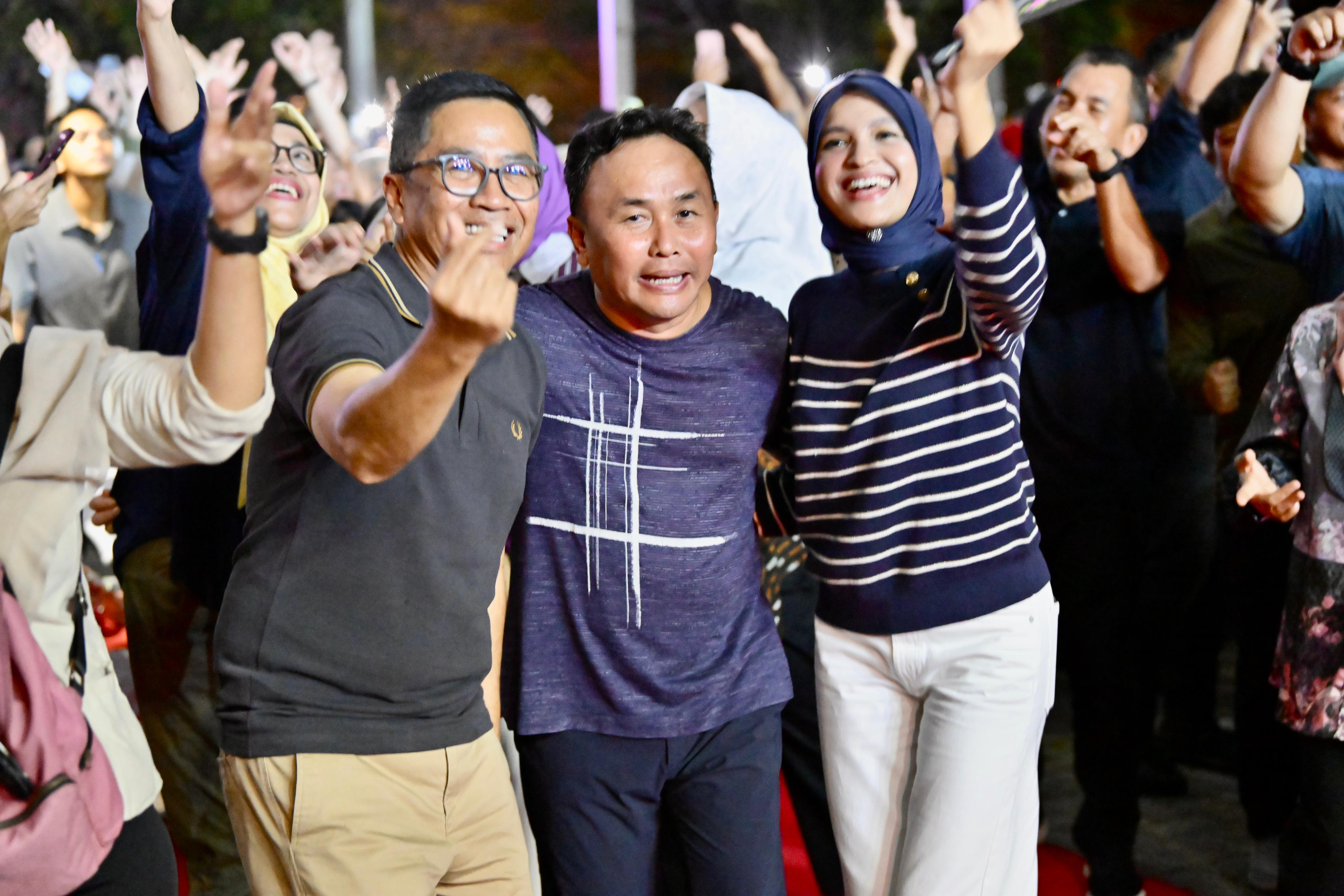 Kepala Bappedalitbang mendampingi Gubernur Kalimantan Tengah dalam acara Tour konser Isen Mulang 2024 Semarak Hiburan Rakyat Penuh Berkah di Bumi Tambun Bungai Taman Kota Sampit.