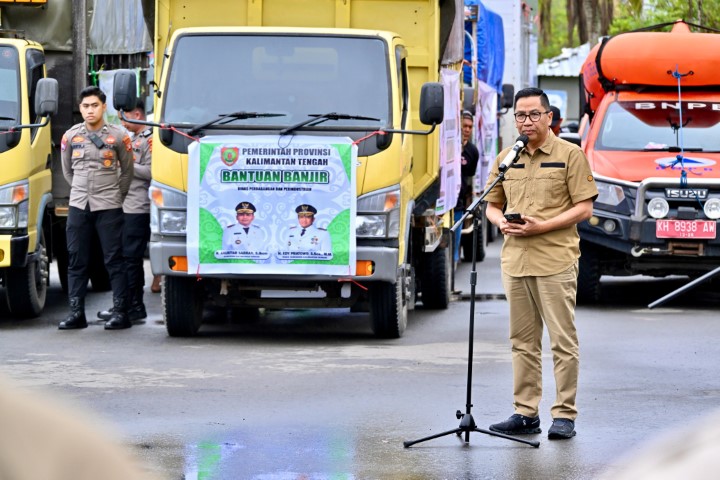 Plt. Sekda Kalteng Dampingi Gubernur Lepas Bantuan Darurat Banjir ke Barito